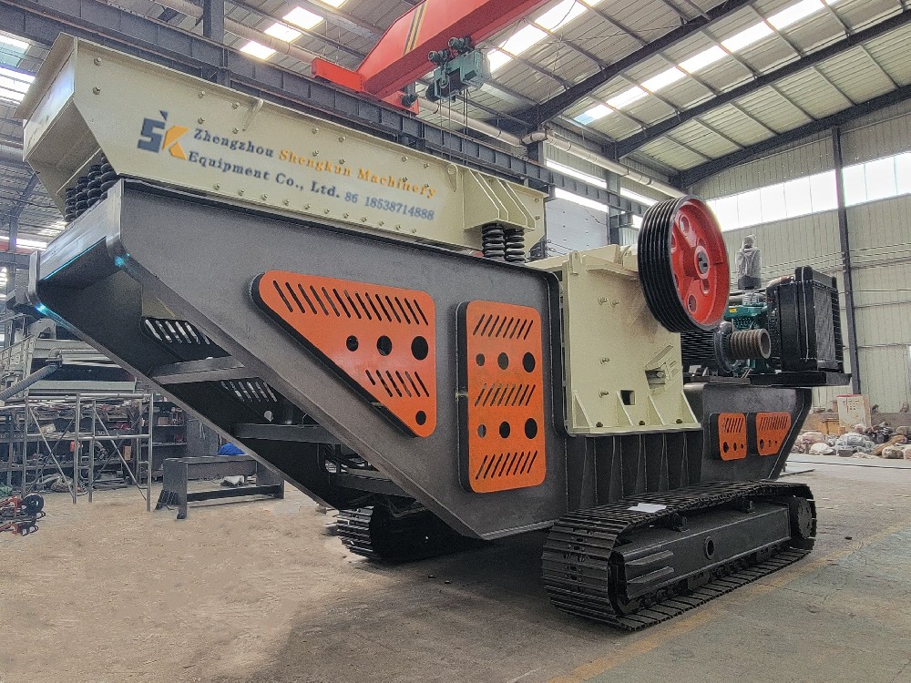 Crawler type screening mobile crushing station